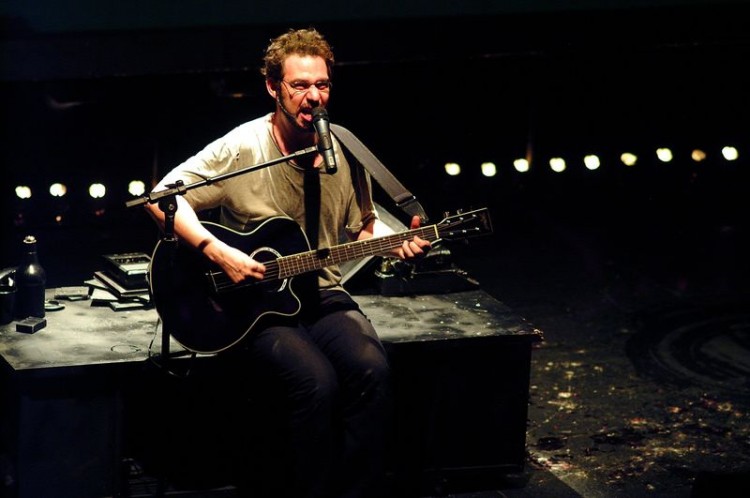 Bruce Gomlevsky como Renato Russo no musical em 2007 (Lenise Pinheiro/Folhapress)