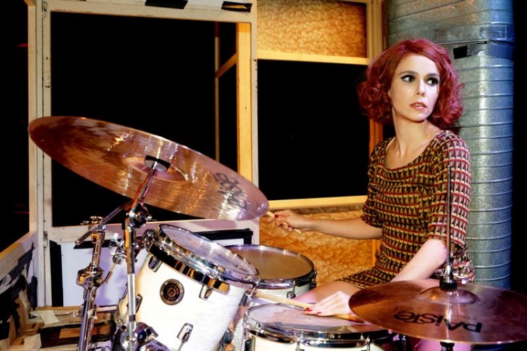 Débora Falabella na bateria de 'Contrações', montagem do Grupo 3 para o texto de Mike Bartlett (Greg Salibian/Folhapress)