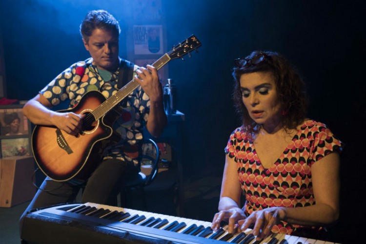 O músico Marco Gérard e a atriz Françoise Forton em ‘Um Amor de Vinil’, peça de Flávio Marinho com direção de André Paes Leme que estreia em 11/11 no no Teatro Raul Cortez (Pedro Murad/Divulgação)