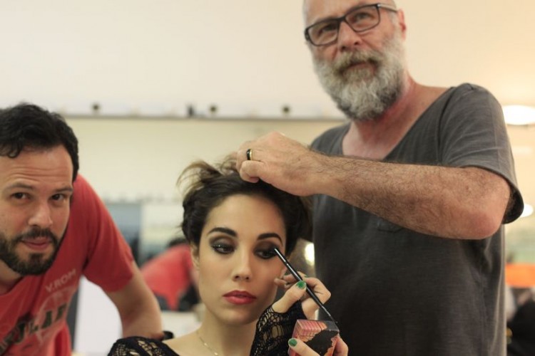 CAMARIM Leopoldo Pacheco prepara o visagismo da atriz Myra Ruiz (intérprete de Maureen) nos bastidores do musical 'Rent', em cartaz no Teatro Shopping Frei Caneca; à esq., o assistente de direção Thiago Ledier (Lenise Pinheiro/Folhapress)