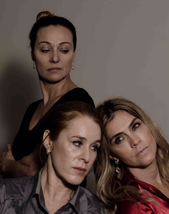 Angela Fernandes, Einat Falbel e Camila Leitte em 'Café Azedo', peça inspirada em conto de Paula Mandel que estreia em 29/3 no Teatro Pequeno Ato (Gleiber Félix/Divulgação)